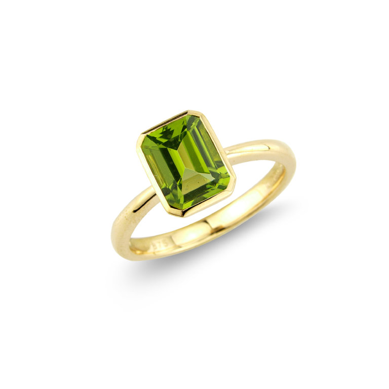 Peridot and Yellow Gold Single Stone Ring