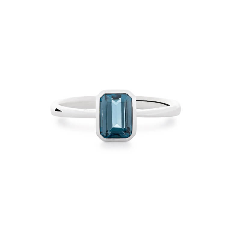 London Blue Topaz and White Gold Single Stone Ring - Image 3